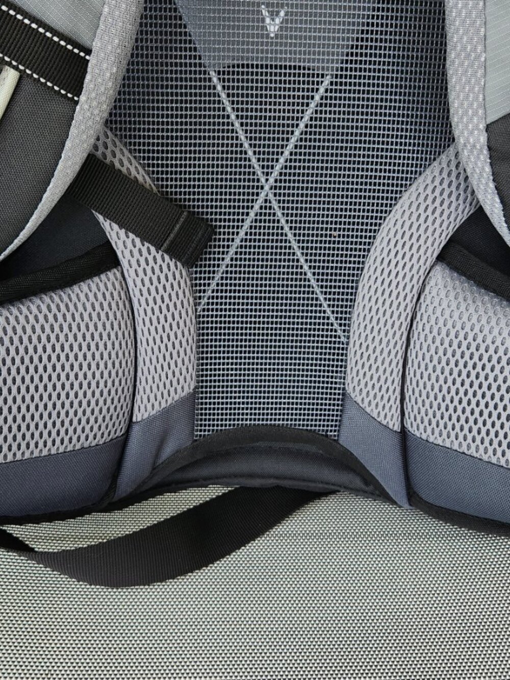 Deuter Sport Futura 22 Liter Backpack Day Pack Black Gray Blue, Like New Cond. - Picture 11 of 13